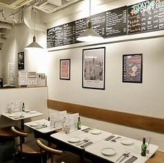 グループ利用に最適なテーブル席は、アレンジ可能で最大12名様まで利用可能です。各種パーティーやカジュアルな宴会にご利用いただけます。広々とした空間で、周りを気にせず仲間と盛り上がれるのが魅力です。お洒落な空間で、ボリューム満点の肉料理と共に楽しいひとときをどうぞ。