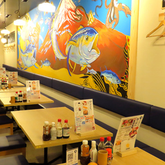 落ち着いた雰囲気のテーブル席はご友人や仕事仲間とゆっくり語らうのに◎美味しい料理とお酒でお腹も心も満たされるひと時をお過ごし下さい。