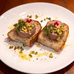 白レバーのパテとピスタチオのクロスティーニ(1枚)