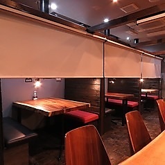 【4名様でのご利用に最適なテーブル席】落ち着いた雰囲気の中、ゆったりと食事を楽しめます。普段使いから特別な日まで幅広くご利用できます。記念日や誕生日などの大切なシーンにもおすすめです◎周囲を気にせず会話が弾むレイアウトで、食事の時間をゆっくり楽しめます。