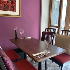 開放的で、赤を基調としたエレガントなテーブル席。大人デートにも◎