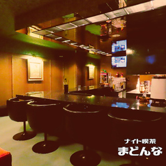 カウンター席は、デートや友人との会話にぴったりで、心地よい時間が流れています。お一人様でも気負わずに訪れられるので、ふらりと立ち寄って自分だけの時間を楽しむのもおすすめです。