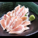 冷凍せず生で仕入れたお肉で作る『鳥わさ』は鮮度とジューシーさが段違い！まさに鮮度が命の逸品☆