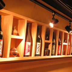 カウンター席の後ろには日本酒のコレクションの数々が。