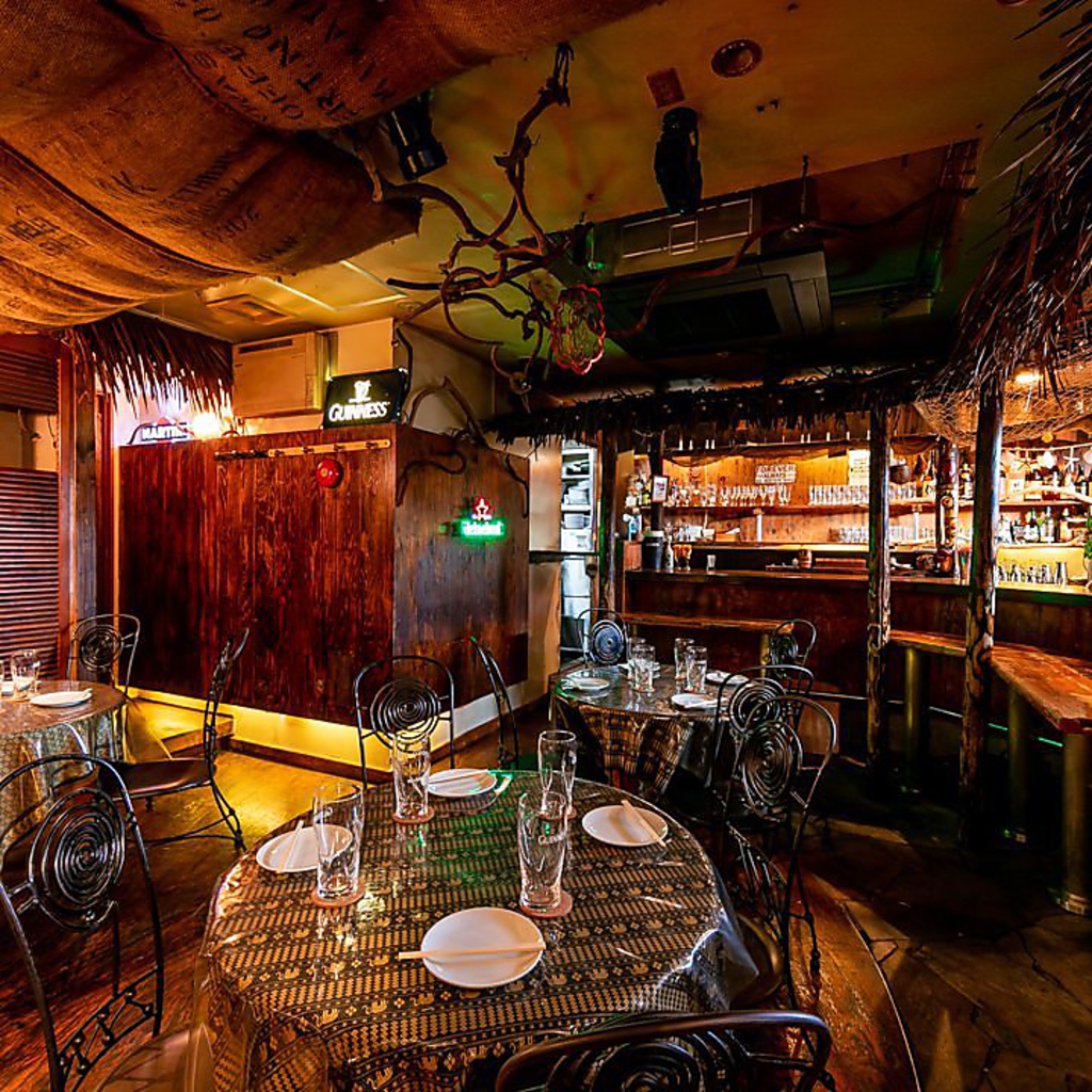 店内は落ち着いたリゾート空間。ゆっくり語ったり、お洒落にパーティしたり‥