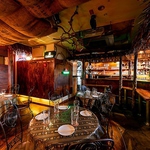 店内は落ち着いたリゾート空間。ゆっくり語ったり、お洒落にパーティしたり‥