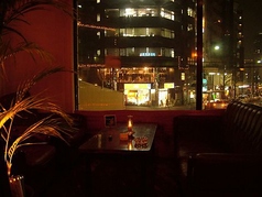 当店のソファー席は、6名様までご利用可能で、ゆったりとくつろげるスペースが特徴です。2卓ご用意しており、中規模のパーティーや女子会にぴったり。ソファーの柔らかな感触に包まれながら、リラックスした雰囲気の中で、美味しい料理を楽しむことができます。特別なひとときをぜひ当店でお過ごしください。