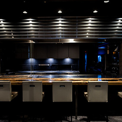 目の前でシェフが焼き上げるカウンターで素敵なひと時を…