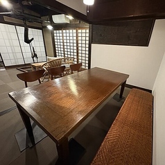 【3階/ソファー席：5名様】JR有楽町駅から徒歩4分の和の雰囲気が漂う居酒屋で、心温まる創作料理を楽しむ。歴史ある古民家が醸し出す落ち着いた空間で、特別なひと時をお過ごしいただけます。歴史ある日本絵画も多く飾っており、中には有名な作品も！皆さまのご来店をお待ちしております♪