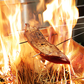 全国各地から仕入れる鮮度抜群なカツオを高加熱で香りたっぷりの藁焼きでご提供◎カツオが苦手な方にもご好評をいただいております！特製のゆずポン酢とたっぷりの薬味を添えて是非、ご賞味ください♪※カツオは仕入れ先により種類が違う場合がございます。（本鰹やスマガツオなど）