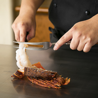 お客様の目の前で繰り広げられる圧巻の調理シーン。