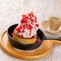 料理メニュー写真&nbsp;窯焼き風ホットケーキたっぷり生クリームとストロベリーソース