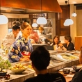 【笑顔でおもてなし】全国各地から取り寄せた食材を、料理長が感謝と愛情を込めて調理します。豊富な日本酒や焼酎とともにに最高の味でお迎えいたします。日常の延長にある、ちょっと特別な時間を『こだわりもん一家』でお過ごしください。