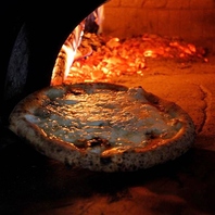 ご注文頂いてから石窯で焼き上げる熱々のピッツァが自慢
