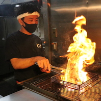 炭火で焼上げるもも焼き。とりの旨味と炭火の香りが抜群