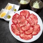 薄切りの牛タンをネギとレモンでさっぱりと。コリコリとした食感がクセになる当店定番の逸品ですよ。