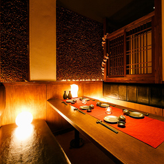 落ち着いた雰囲気の個室席。ゆったりと食事を楽しめる空間で、気軽な食事からゆっくり過ごしたい飲み会まで幅広くご利用いただけます。