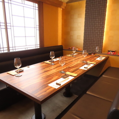 【完全個室テーブル　6名様席×1】プライベート空間の個室を完備しているので、安心してお食事を楽しめます。周囲を気にせず、大切な方との親睦を深める際にも是非…。