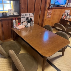 小上がり6名掛けテーブル席×1卓、4名掛けテーブル席×2ご用意しております