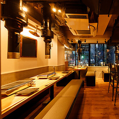 足を伸ばしてリラックスできるソファー席は、少人数のグループ利用におすすめです。味しい焼肉と美酒をご堪能しながら、楽しいひと時をお過ごしください。