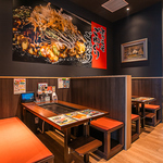 テーブル席に仕切りをご用意。プライベート感◎ゆったりとくつろげるので、デートにもオススメです。