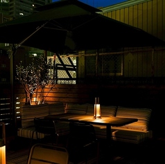 屋上は雰囲気抜群お洒落なテラス席になっております。お電話予約からご予約可能です。