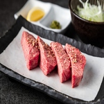 タン元を贅沢に厚切りに！外はカリッ、中はジューシーな食感と噛むほどに溢れる旨みを堪能できます。