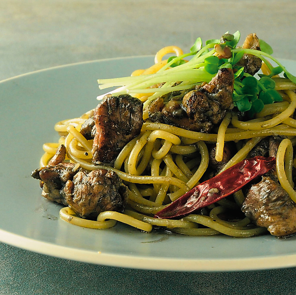 店主一押しの「地鶏炭火パスタ」。炭火の香りがたまらない！おススメの逸品をお召し上がりください！