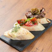 ＋29（アドニク）では、肉の旨みを活かした創作タパスが名物。小皿で多彩な味を楽しめるので、シェアにも最適。お酒との相性も抜群です！