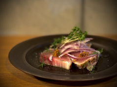 かるく燻製した鮮魚のサラダ仕立て