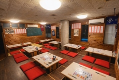 ４名掛けの掘りごたつのテーブルが６席ございます。テーブル同士をくっつけて団体様のご利用も可能となっています！