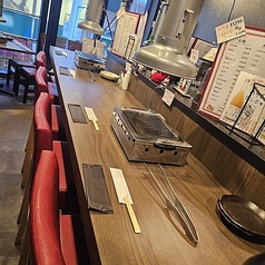 カウンター席は一人焼き肉を気軽に楽しめる心地よい雰囲気が魅力です。周りを気にせずご自分のペースでじっくりとお肉を焼き上げ、至福のひとときをご堪能いただけます。仕事帰りのお食事やサクッと食べたい夜にも最適。美味しいお肉とお酒を存分に味わいながら寛ぎの時間を心ゆくまでお過ごしください。