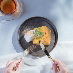 光と緑に満ちた昼の洋食時間