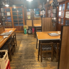 【テーブル席4席×4】 最大16名様までご利用可能です。古民家風の落ち着いた店内で自慢のホルモンをお楽しみください！