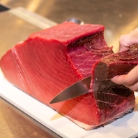 独自ルートで仕入れる、その日に捌くこだわりの本マグロ