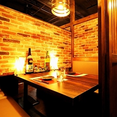 間接照明と和の装飾の数々が洗練された大人な空間を演出しております！扉付き完全個室となっておりますので周りを気にせずお楽しみいただけますよ！当店でゆっくりと羽を伸ばしてご寛ぎくださいませ♪(本厚木/居酒屋/個室/焼き鳥/土鍋ご飯/牛タン/宴会/女子会/接待/誕生日/記念日/デート/飲み屋/人気/おすすめ/喫煙可)