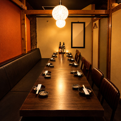 【6名~10名様向け個室テーブル席】中規模の宴会や女子会、部署での飲み会に最適なゆったり個室。周りを気にせずゆったりとお寛ぎいただける上質な空間です。当店自慢の宴会コースやこだわりの逸品料理、厳選された日本酒・ハイボールで充実したひとときをお過ごしいただけます。