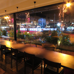 外を眺めるカウンター席も雰囲気抜群！デートにも◎海辺を眺めながらゆったりとお食事をお楽しみください♪