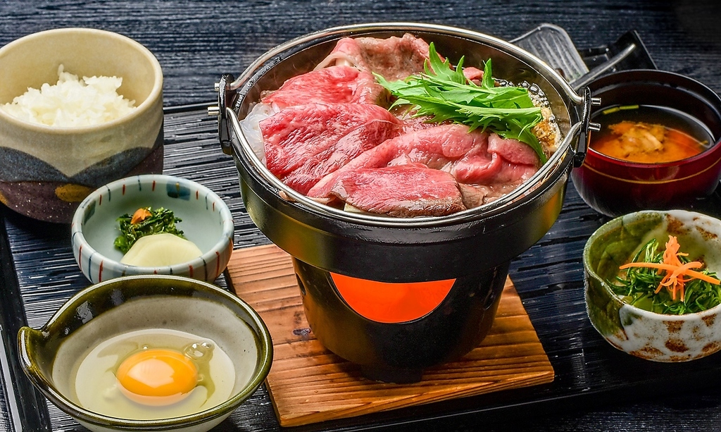 厳選米沢牛牛鍋。伝統のタレでお召し上がりください。