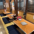 【足をのばしてくつろげるお座敷】大人数宴会でもテーブルを囲んで、みんなの顔が見やすい♪リラックスしてお過ごしください。