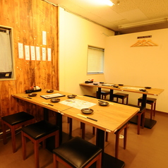 ≪2Fテーブル≫2階のお席です。6名席×2卓ご利用シーンに合わせて、少人数からご利用いただけます。小規模宴会にも最適です。