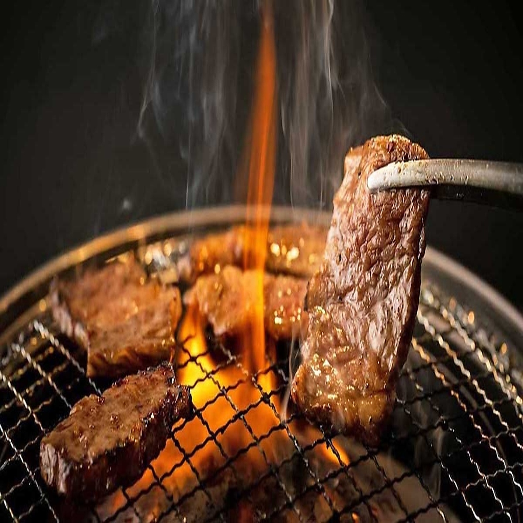 網の上で豪快に焼く、滴る脂が食欲をそそります！脂の甘みと赤身の旨みのバランスが最高の逸品です。