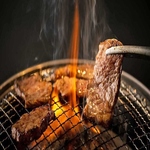 網の上で豪快に焼く、滴る脂が食欲をそそります！脂の甘みと赤身の旨みのバランスが最高の逸品です。