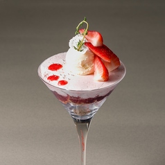 イチゴとハイビスカスパフェ