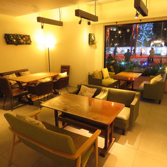 ゆったりとくつろげる窓辺のソファ席も人気です♪デートや女子会、ママ会にお奨めです！