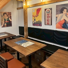 レトロなポスターが壁に飾られた、落ち着いた雰囲気のテーブル席です。人数に合わせてレイアウトを変更することも可能なので、少人数のグループ利用にも最適。木の質感に癒やされながら、ゆったりとお食事をお楽しみいただけます。友人との飲み会や、同僚とのカジュアルな宴会にぜひご利用ください◎