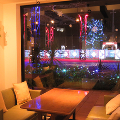 ゆったりとくつろげる窓辺のソファ席も人気です♪デートや女子会、ママ会にお奨めです！