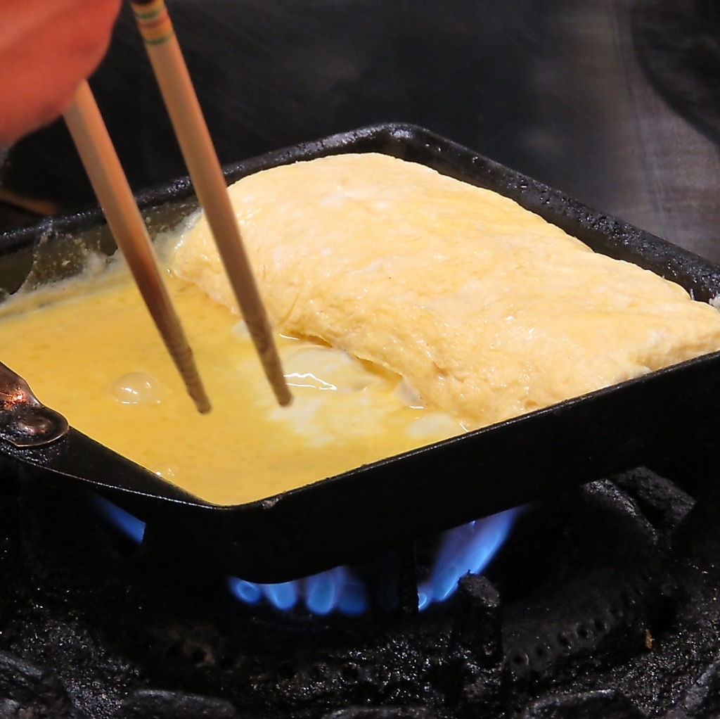和食料理店で修業した店主の作る熱々の出汁巻き玉子は、当店に来たら一度は食べて頂きたい一品です！
