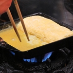 和食料理店で修業した店主の作る熱々の出汁巻き玉子は、当店に来たら一度は食べて頂きたい一品です！