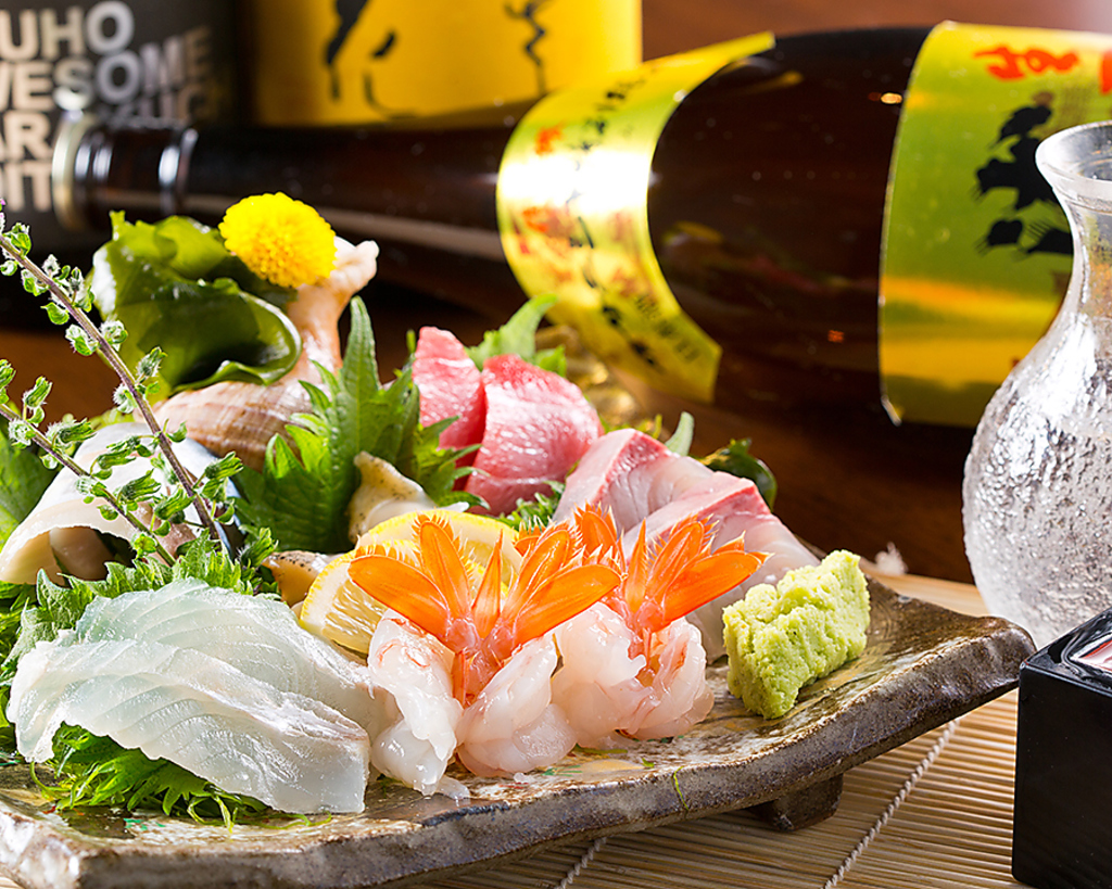 生簀で泳いでいる旬の活魚！その場で調理されるので新鮮！！お酒もすすみます♪